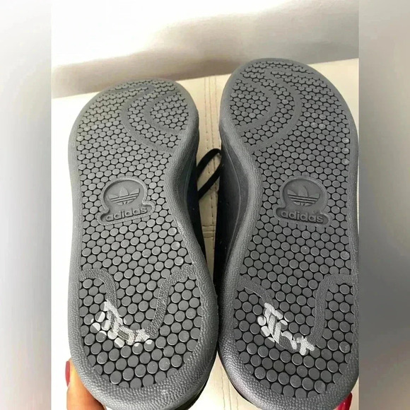 Stan Smith and Adidas Matte Black Sneakers Sz 6 - Picture 6 of 8